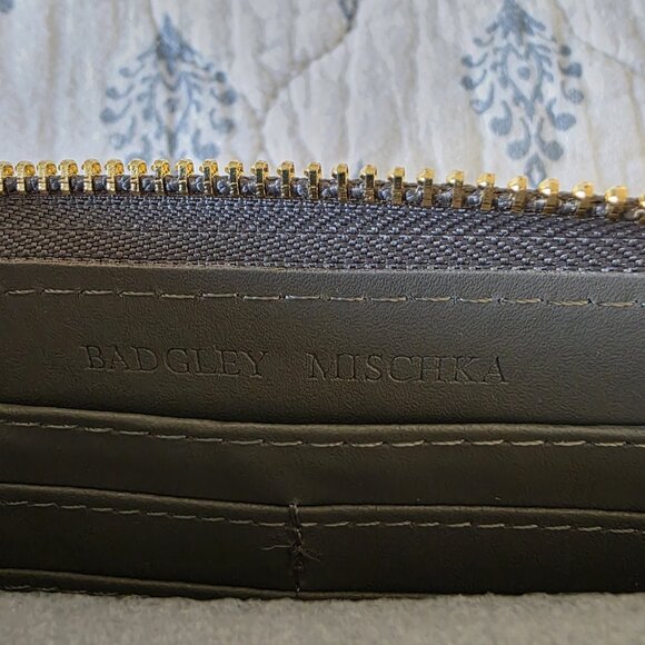 Badgley Mischka Quilted Zip Around Wristlet Wallet Phone Pocket Grey NWT - Picture 9 of 11